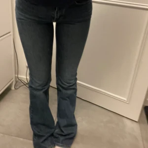 Mörkblå jeans - Lägger ut dessa igen då de inte blivit sålda än! Mörkblå jeans från Gina, midwaist