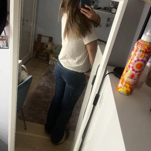 as snygga jeans🥵🤩 - dessa jeans är min mammas gamla som jag nu har tagit över😍dom har inga bakfickor och är en magisk blå färg🤩