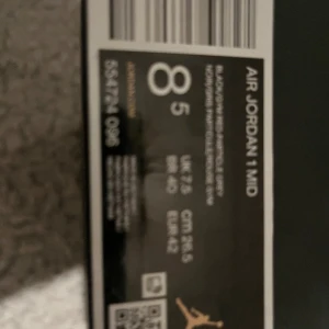 Jordan 1 mid black and red - Ny skick använt fåtal gånger 