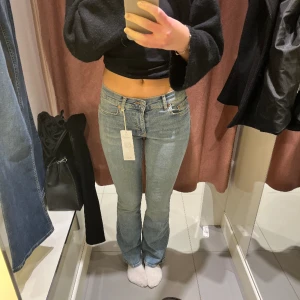 Blå jeans - Gina Tricot  - Säljer dessa ljusblå jeans från Gina, endast använda en gång på grund av att storleken ej passade mig. Annars väldigt fina jeans i gott skick. Köpta för 400kr.