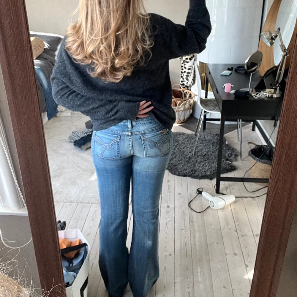Vintage jeans som tyvärr är för små för mig💛skriv till mig för mer info😋. Jeans & Byxor.