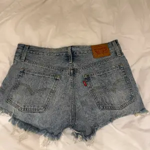 Säljer dessa supersnygga och trendiga, lågmidjade jeansshortsen från Levis.😍 Perfekt nu till våren och sommaren!!🌸 Säljer då dom tyvärr är för  små för mig..😩 Säljer för 250kr då dom inte alls har några defekter. Pris kan diskuteras privat❤️  