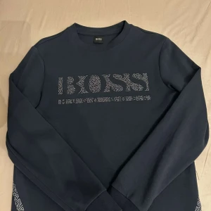 Hugo boss tröja - Säljer nu min gamla Hugo boss tröja då den inte kommer till användning, snabb affär billigare pris, tröjan är i nyskick