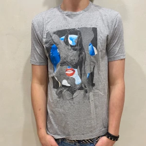 T-Shirt Quicksilver  - T-Shirt Quicksilver  Modell: 184cm & väger 73kg Storlek: S Skick: 9/10 Allmänt Använd  Material: Bomull  Skriv om ni har frågor! 