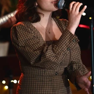 Rutig klänning - Rutig miniklänning i storlek 34 från NA-KD🤎Klänningens rutiga mönster är i olika nyanser av brun med fina knappdetaljer vid bröstet samt vid ärmslutet!🖤