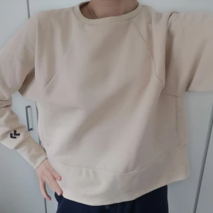 Träningströja - En superfin beige collegetröja för träning. Är knappt använd och i superfint skick. I storlek S. 