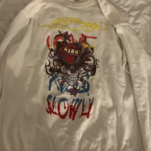 Ed Hardy tröja  - Ed Hardy tröja i XL nån jätte liten fläck man knappt ser och nån liten diamant har ramlat av men annars jätte fin!
