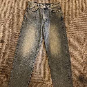 Säljer ett par nya loose straight jeans från weekday med taggar och allt då dem aldrig kommit till använding. Köpta för 600 och storleken är W27 L30. Skriv gärna om du har några funderingar 🙌