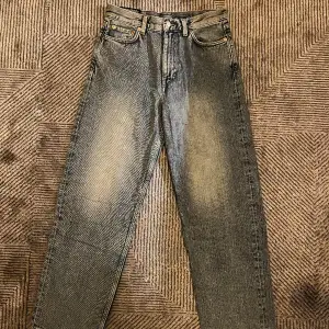 Säljer ett par nya loose straight jeans från weekday med taggar och allt då dem aldrig kommit till använding. Köpta för 600 och storleken är W27 L30. Skriv gärna om du har några funderingar 🙌