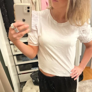 Vit T-shirt med puffiga ärmar❣️ - Superfin! Knappt använd💕