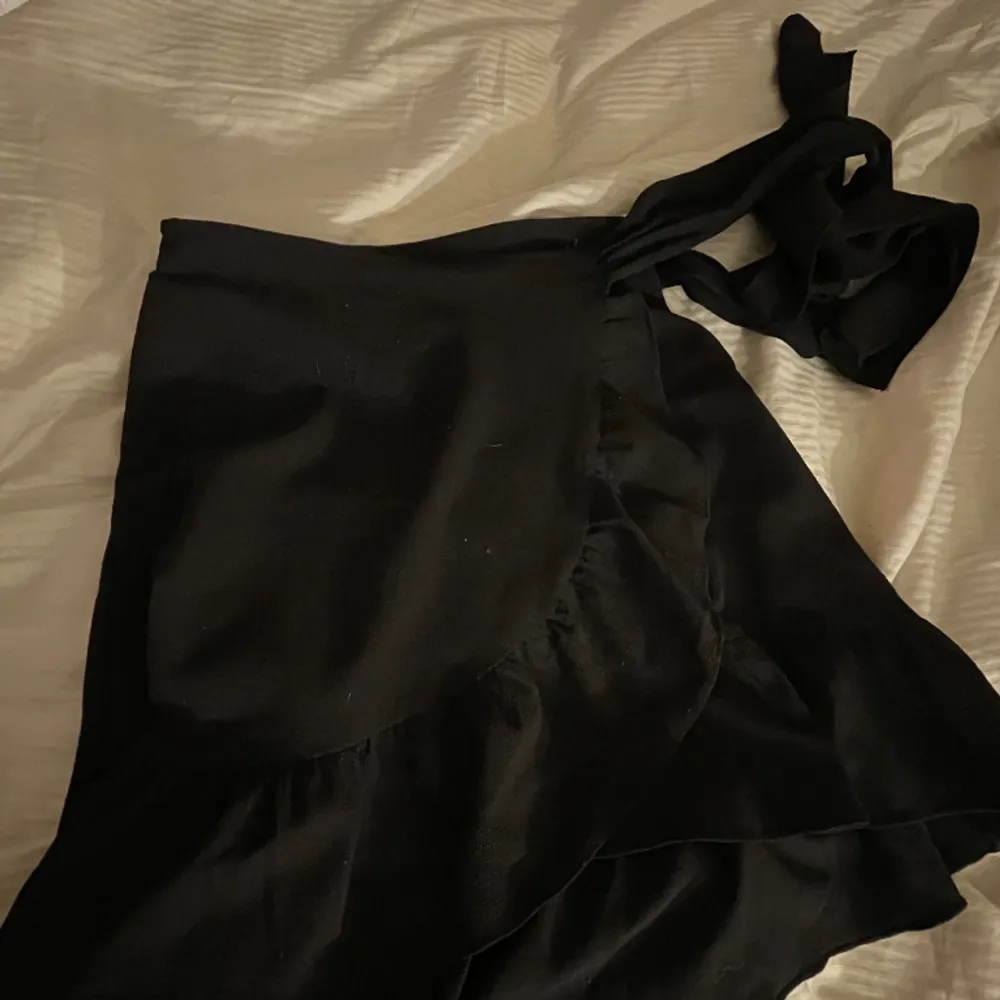 Säljer denna söta kjol från veromoda💓 Kontakta mig vid intresse, frakten tillkommer och är spårbar 💗. Kjolar.