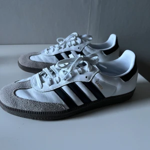 Adidas Samba  - Säljer mina adidas samba. Använda fåtal gånger och inga tecken på användning. Nypris 1200kr, mitt pris 700kr 
