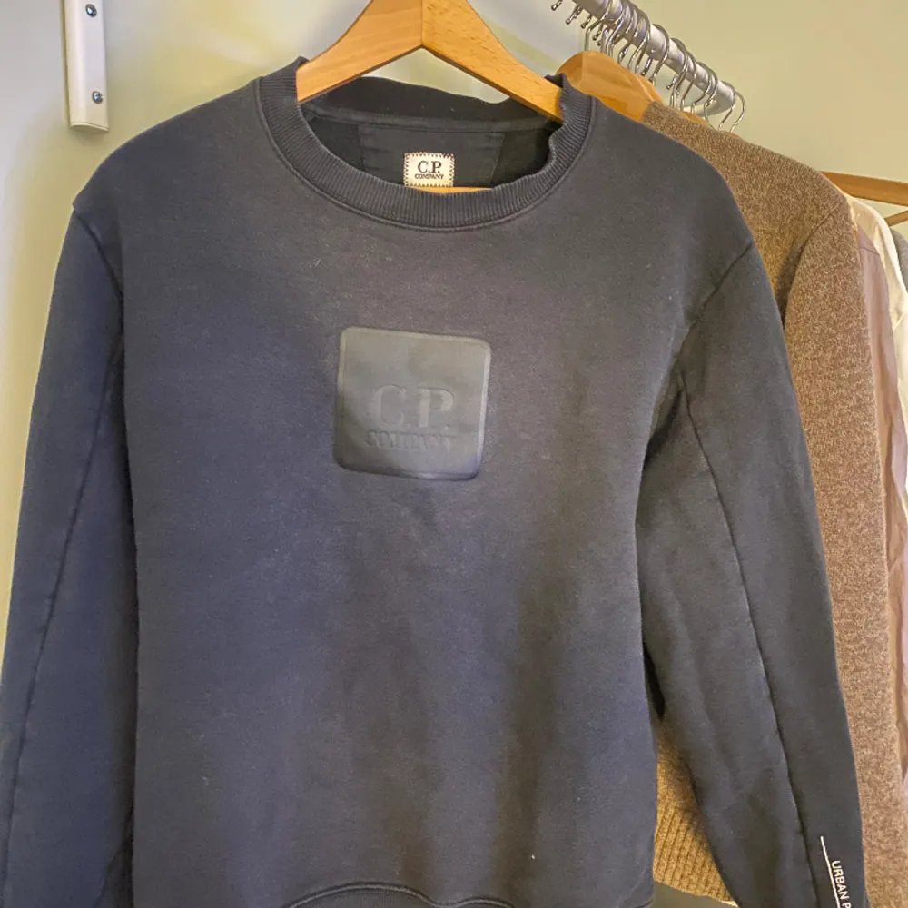Tja, säljer nu min CP Company sweatshirt i Storlek M Skick: 7/10 Inga hål eller defekter bara använd.. Tröjor & Koftor.