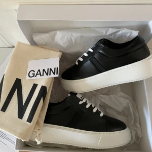 New Ganni shoes  - Ny skor från ganni i storlek 37, köpte tyvärr fel storlek och hann inte lämna tillbaka därav säljs dom så dom kan komma till användning!  kartong och papper på allt kvar 💕