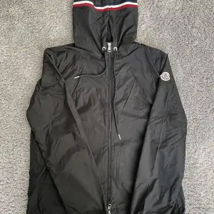 (1:1) Moncler Grimpeurs Windbreaker, bästa kopian som finns. Skick 9/10, riktigt bra kvalitet. Passar storlek M-L Pris kan diskuteras!