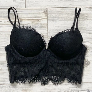 Svart korsett-topp - Korsettliknande svart spetstopp 🖤 Kuporna är vadderade och banden kan justeras 🖤