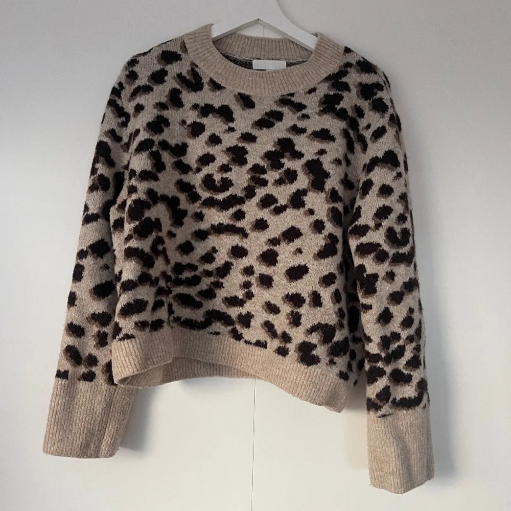 Super fin stickad leopard tröja från hm, storlek L💖 Frakten står köparen för. Tröjor & Koftor.
