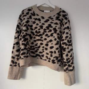Super fin stickad leopard tröja från hm, storlek L💖 Frakten står köparen för