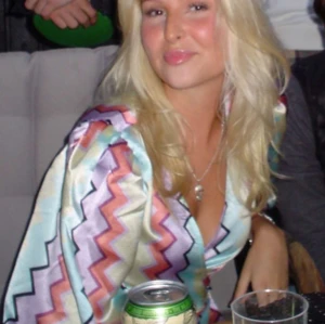 Klänning - Färgglad klänning som knyts i midjan 🩷 lång på mig som är 170cm