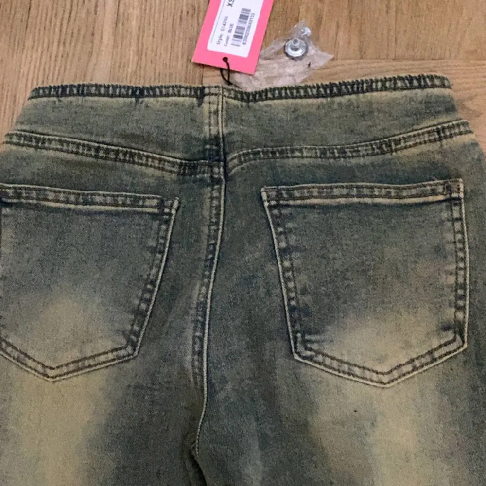 Jätte fina low waisted jeans från edikted aldrig använd prislapp kvar. Jeans & Byxor.