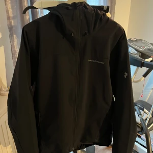 Peak performance vindjacka - Storlek L, köpt i december för ca 2500! Säljer då jag vill ha annat! Skriv gärna ifall du har frågor eller vill ha fler bilder!