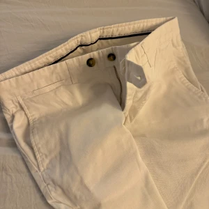 Canali vita linnebyxor - Inköpt på NK Stockholm. Strl 50. Kvitto finns ej. Köparen står för fraktkostnaden. Kan mötas upp i centrala Stockholm. Allt på min sida är äkta. Inga fläckar. 