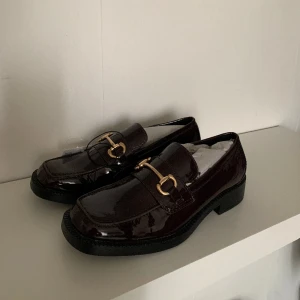 Vinröda loafers  - Aldrig använda. 
