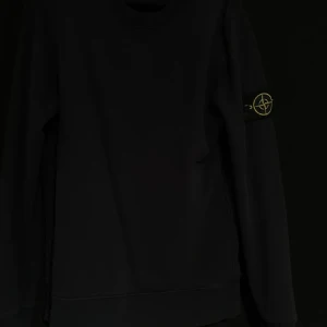 Stone Island  - Säljer nu min Stone island sweatshirt som ej kommer till användning längre då jag vuxit ur den, fint skick då den inte användes mycket under min ägo. 8,5/10 skick. Hör av dig vid funderingar 
