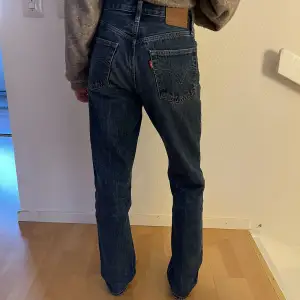 Oanvända mellanblå Levi’s 501 storlek S. (W28 L30) 