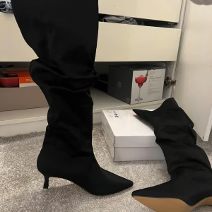 Låghöga klackar  - Nya oanvända pga för små 