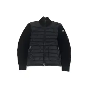 Säljer nu min moncler cardigan perfekt nu till våren. Super bra skick och digitalt kvitto finns. Bara o skriva ifall ni har frågor eller liknande. Mvh Sebbe.