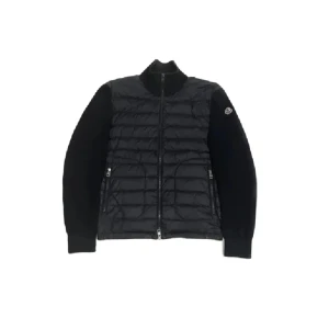 Moncler cardigan  - Säljer nu min moncler cardigan perfekt nu till våren. Super bra skick och digitalt kvitto finns. Bara o skriva ifall ni har frågor eller liknande. Mvh Sebbe.