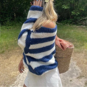 Stickad tröja  - Säljer nu denna jätte fina stickade tröja som är perfekt nu till våren och sommaren! Säljer då den inte kommer till användning, den är i fint skick och har inga defekter. Använd nästintill aldrig. Från design by si. 