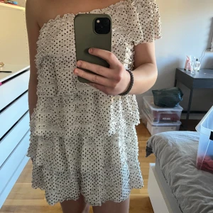 Prickig klänning - Jättefin vit volangklänning med svarta prickar från Zara. Nypris 400kr. Storlek M men passar också S💕💕