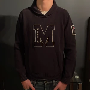 Morris tröja - Säljer denna snygga morris tröja i använt skick men mycket liv kvar  Storlek S Modellen på bilden är 182 och väger 70kg