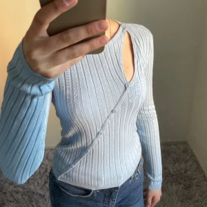långärmad blå tröja  - långärmad ljus blå tröja. skönt material men den har aldrig kommit till användning. aldrig använt. meddela mig vid köp.+frakt 