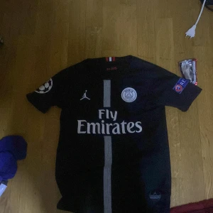Psg tröja - Psg tröja 12-13 äkta köpt från själva arenan 2019 och är i jätte bra skick knappt använt den och är jätte bra sommar t-shirt 