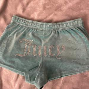 Skitsnygga turkosa Juicy Couture shorts med stängbara fickor😍 använda max 2 gånger så inga defekter och inga stenar saknas💎 priset kan diskuteras💞 ‼️Mer turkosa i verkligheten än på bild ‼️