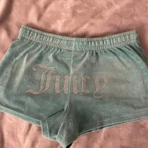 Skitsnygga turkosa Juicy Couture shorts med stängbara fickor😍 använda max 2 gånger så inga defekter och inga stenar saknas💎 priset kan diskuteras💞 ‼️Mer turkosa i verkligheten än på bild ‼️