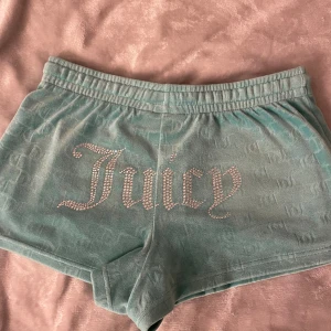 Juicy Couture shorts - Skitsnygga turkosa Juicy Couture shorts med stängbara fickor😍 använda max 2 gånger så inga defekter och inga stenar saknas💎 priset kan diskuteras💞 ‼️Mer turkosa i verkligheten än på bild ‼️