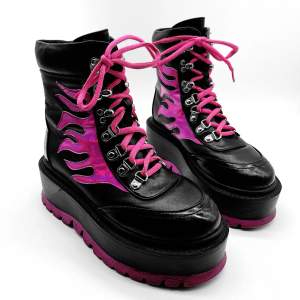 Asballa veganska combat boots med holografiska rosa flammor! 🖤🔥⛓️Storlek 37 📏I fint använt skick! ✨Bägge skorna är lite repiga på ytan längst fram samt så finns någon enstaka repa på flammorna men annars är allt finfint! Nypris 699kr. Köp nu 💌