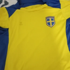 Sveriges t-shirt med skjort  - Den är gul och blå använt några gånger 