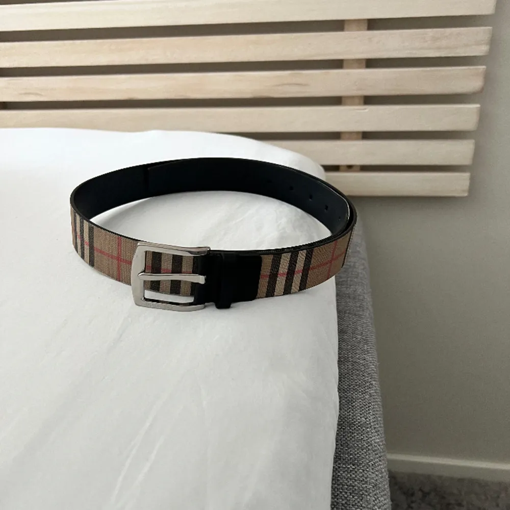 Burberry Bälte, Cond 8/10 (finns små flaws) Kvitto finns hos garmsmarket, Retail 4000kr, Dm för mer bilder🤞🏻. Accessoarer.