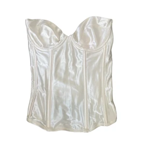 Vit korsett  - Vit korsett i väldigt bra skick, av märket Fine Lines från Australien ☀️Korsetten är i storlek 14A, omvandlas till 36 EU. Finns en minimal missfärgning på vänster bröst, som syns lika mkt irl som på bilden (nästan inte alls) ☺️