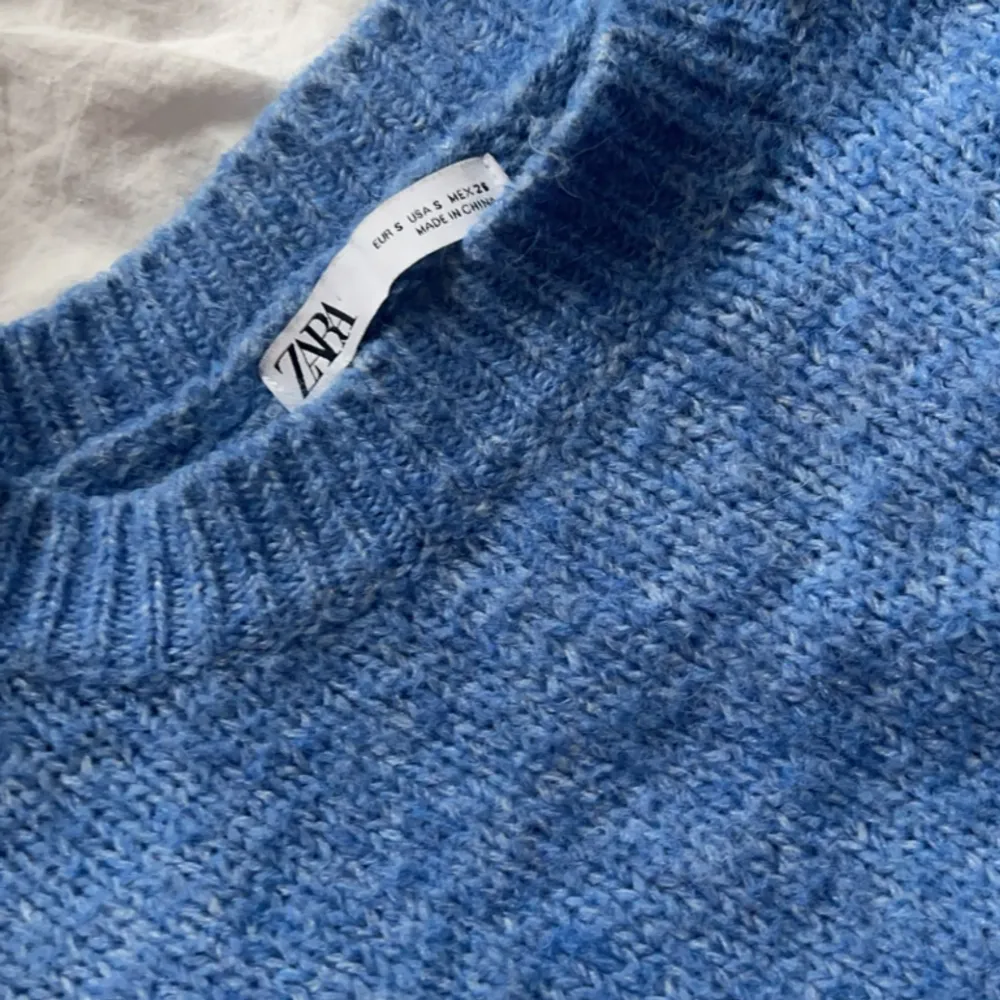 Säljer denna superfina stickade tröjan från zara❤️Säljs inte längre köpt för 599❤️ Använd men fortfarande i fint skick❤️ Storlek S men passa även m. Stickat.