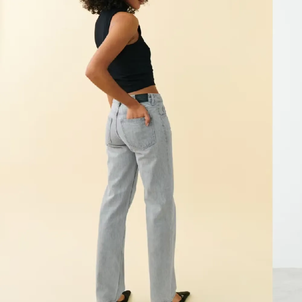 Jätte fina low straight jeans från Gina Tricot som inte kommer till användning längre❤️ använd flertal gånger men ändå i mycket bra skick❤️. Jeans & Byxor.