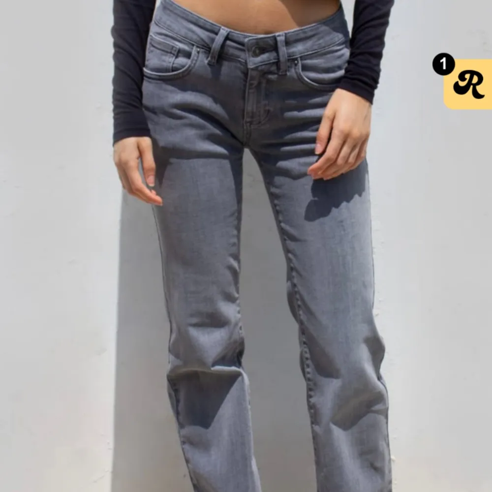 Supersnygga Subdued jeans i storlek 38, helt nya och kvar i plasten!! Råkade köpa dubbla därav helt nya!!💕går gärna ner i pris vid snabb affär!!. Jeans & Byxor.