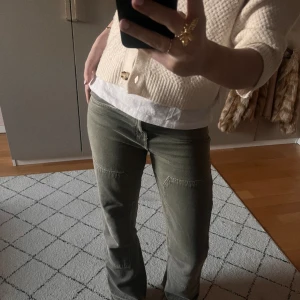 Lågmidjade jeans - Low waist jeans från Zara💕Bra skick! Väldigt coola i färgen, skulle säga att de är lite grön/gråa! Utsvängda men lite lite korta på mig som är 172 cm (enligt mig). 