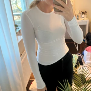 Långärmad tröja - Långärmad vit tröja från Weekday i storlek Small. Köpt för ca 250 kr. Köparen står för frakten.
