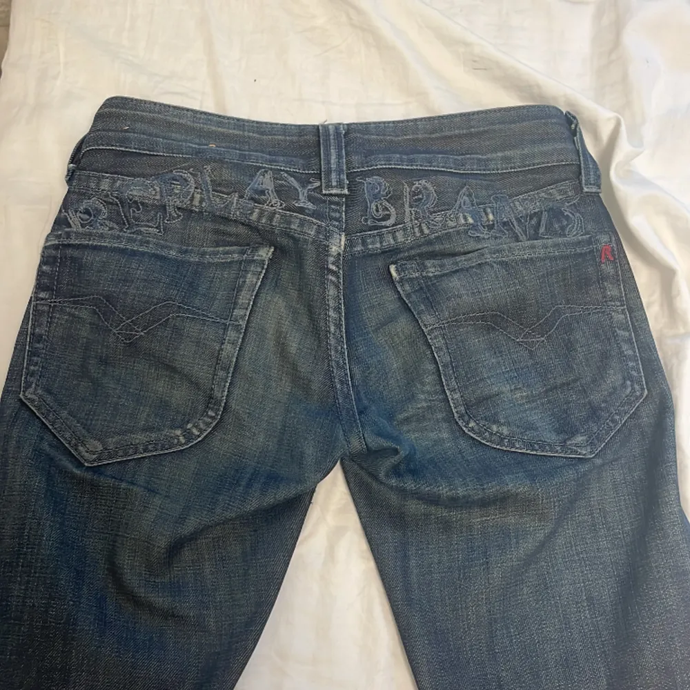 Jag säljer mina replay jeans då de är för små på mig. De är köpta för 800. Det är storlek W24 L32.   Skriv om du är intresserad. Frakten ingår inte i priset. . Jeans & Byxor.